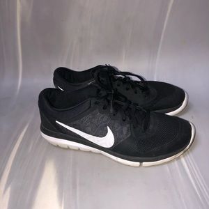 Black Nike Sneaker W8
